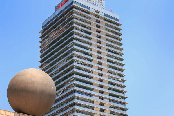 Detalle arquitectónico de la torre MAPFRE durante el verano — Foto de Stock