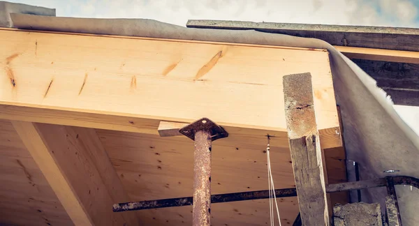 bir çatı yenileme altında tutar shoring mesaj