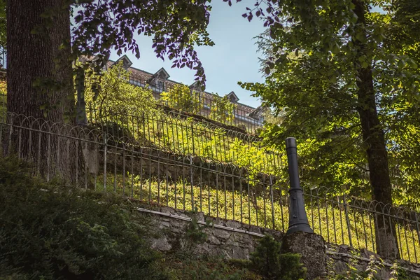 Utsikt över parken bredvid katedralen i Lourdes — Stockfoto