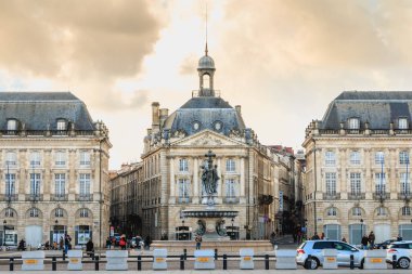 Bordeaux şehrinde tramvay için bekliyorlar