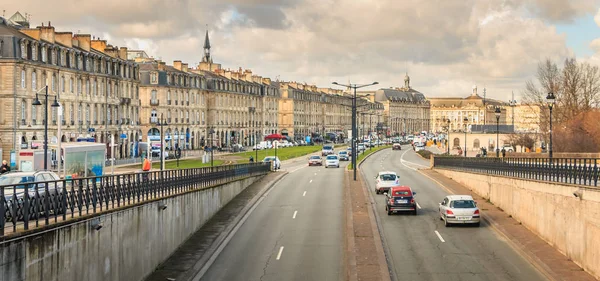 Verkeer op de Quai Richelieu straat in de buurt van de rivier — Stockfoto