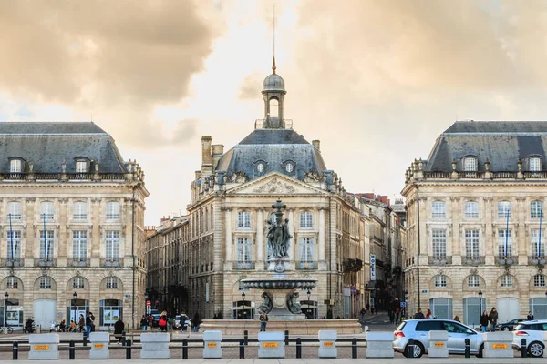 Mensen wachten op de tram in Bordeaux — Stockfoto