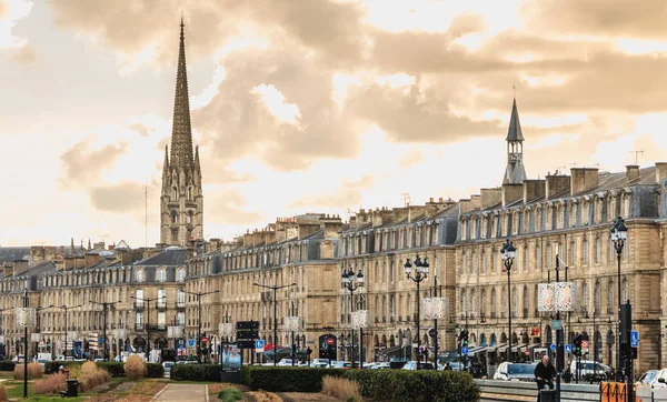 Tráfico en la calle Quai Richelieu cerca del río — Foto de Stock