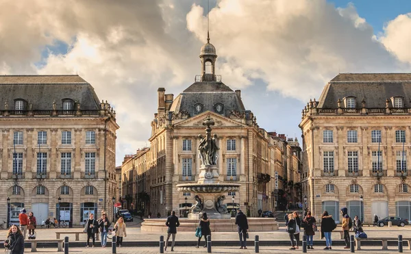 Mensen wachten op de tram in Bordeaux — Stockfoto