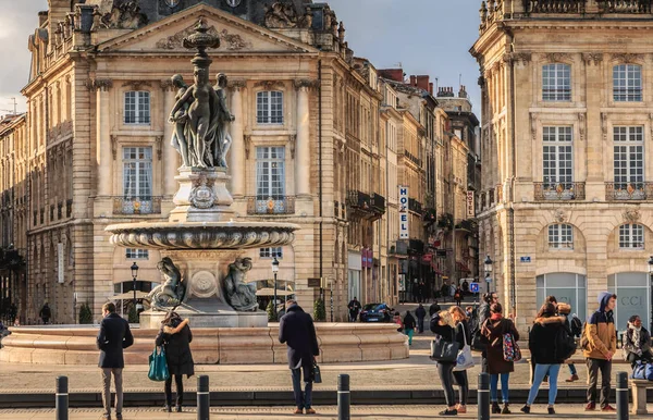 Menschen warten in Bordeaux auf die Straßenbahn — Stockfoto