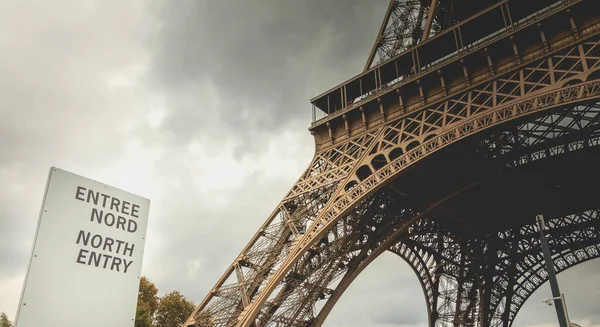 Sinal indica a entrada norte da torre Eiffel — Fotografia de Stock