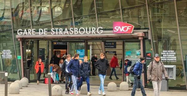 La gente sale de la estación de tren en Estrasburgo — Foto de Stock