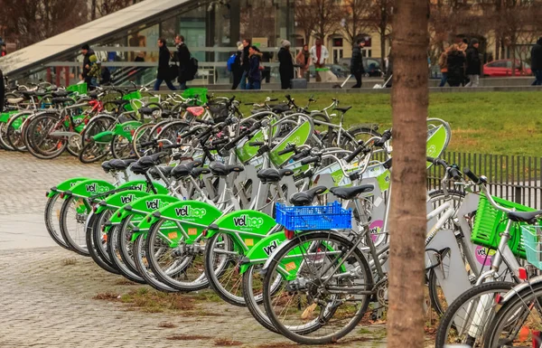 Velhop kerékpár megosztási rendszer található, a vasútállomás közelében — Stock Fotó