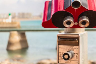 dürbün teleskop turist için sahile işaret etti.