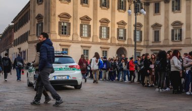 polis arabası bir sonbahar gününde katedral çevresindeki sokaklarda devriye