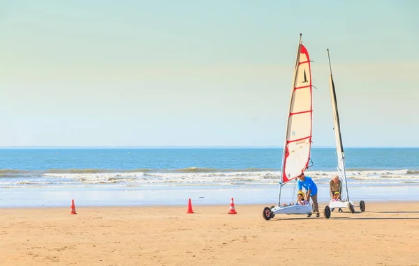 Trainer ger en lektion av sand segling — Stockfoto