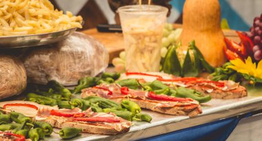 Bir sokak satıcısı durak üzerinde Katalan tapas