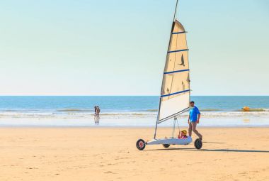 eğitmen kum Yatçılık bir dersi veriyor