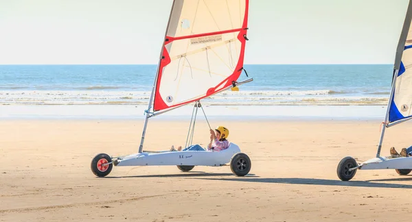 Trainer ger en lektion av sand segling — Stockfoto
