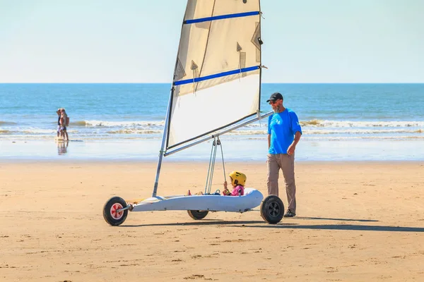 Trainer ger en lektion av sand segling — Stockfoto