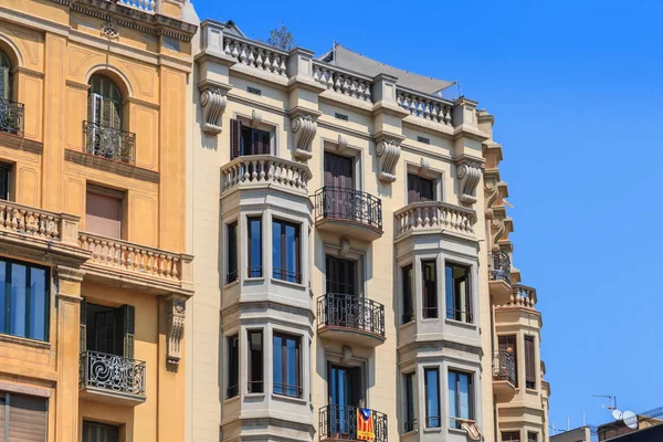 Detalle arquitectónico fachada típica en el centro de la ciudad de Barcel — Foto de Stock