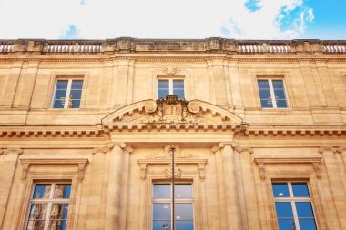 Üniversitesi Hukuk ve cephe mimarisi