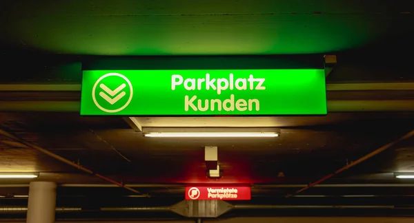 Aparcamiento del cliente alemán signo verde brillante — Foto de Stock