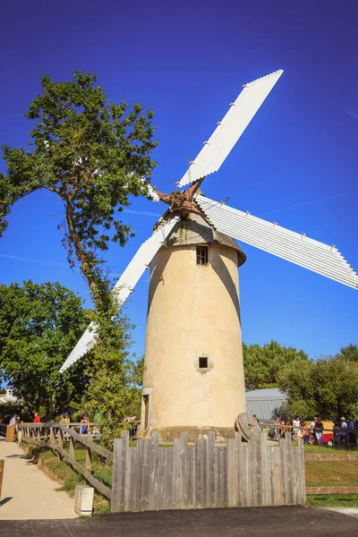 現役の風車のアーキテクチャ詳細 — ストック写真