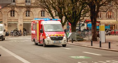 hızlı bir sokakta sürüş itfaiyeci ambulans