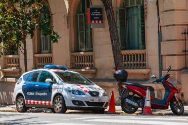 Küçük bir polis karakolu önünde polis arabası park
