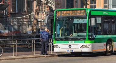 otobüs sürücüsü s molası sırasında bir istasyonunda durdu