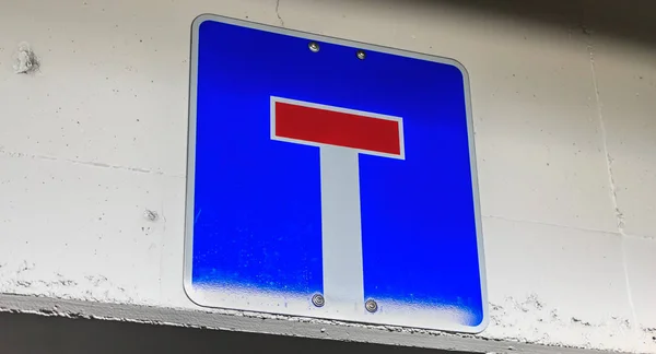 Голубой немецкий тупик знак висит — стоковое фото