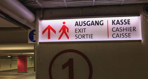 Señal de tráfico brillante donde está escrito salida y cajero en alemán — Foto de Stock