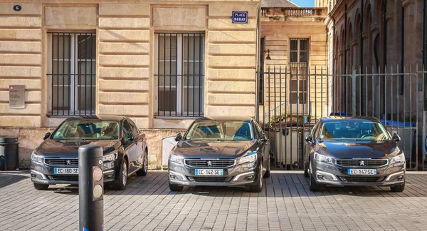 Três carros oficiais estão estacionados em um dia de inverno — Fotografia de Stock