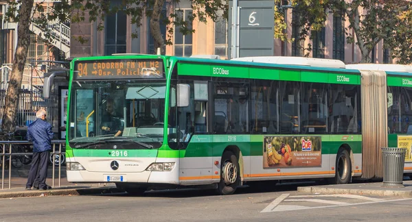 Arrêt de bus à une gare pendant la pause de son chauffeur — Photo