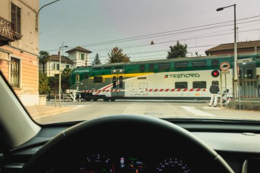sürücü bir tren bir demiryolu kapıları arkasında bir geçit saatler