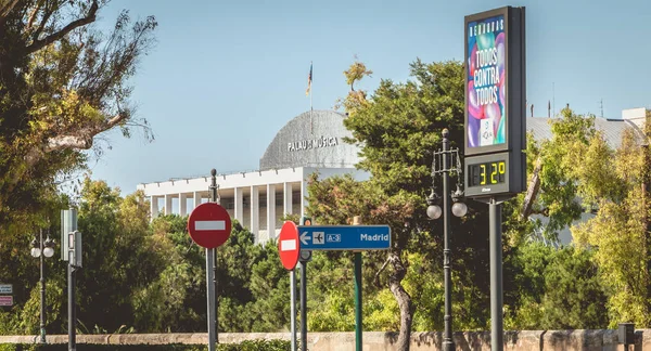 bir yaz gününde müzik sarayın görünümü