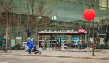 Tren Garı önünde sokak atmosfer