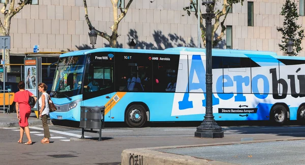 새겨져 있는 그들의 터미널에 주차 Aerobus 공항 셔틀 버스 — 스톡 사진