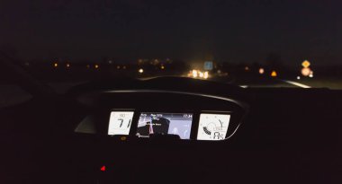 Geceleri A36 otoyolu üzerinde bir araba GPS