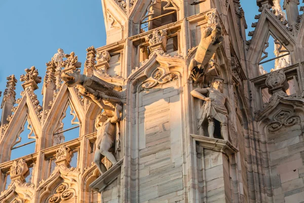 Fassade der Kathedrale der Geburt der seligen Jungfrau von Mailand — Stockfoto