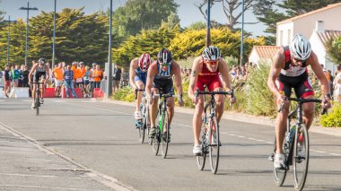 bisikletçiler düz bir yol bisikleti yarışı için