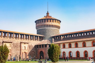 turistler Sforza Kalesi önünde yürümek