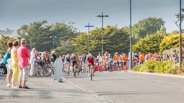 bisikletçiler düz bir yol bisikleti yarışı için