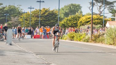 bisikletçiler düz bir yol bisikleti yarışı için