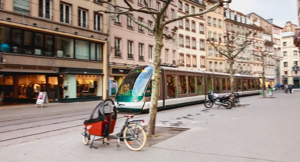 Електричний трамвай-поїзд Страсбурзі громадського транспортної компанії — стокове фото