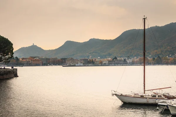 Mic port pe lacul Como unde atârnă bărci mici — Fotografie, imagine de stoc