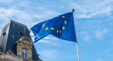 Avrupa bayrak Belediye Binası önünde uçan