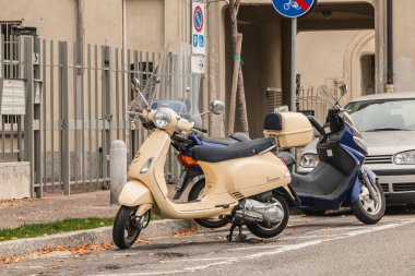bir sokakta park edilmiş tipik İtalyan Vespa scooter