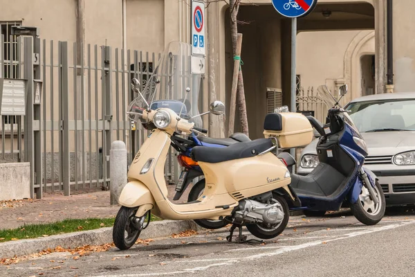 Tipico scooter Vespa italiano parcheggiato in una strada — Foto Stock
