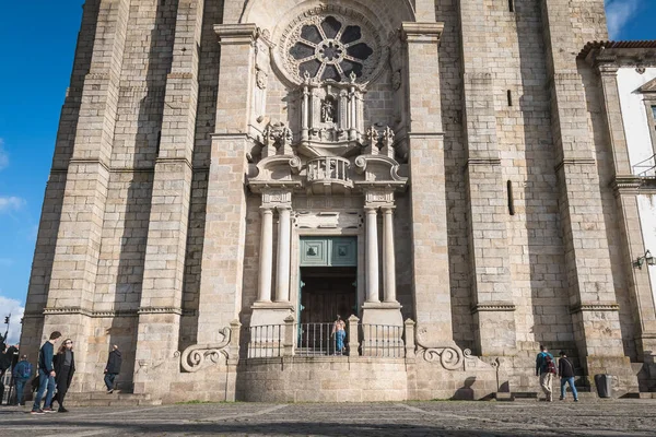 Människor promenader framför Porto Cathedral, Portugal — Stockfoto