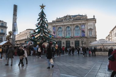 Montpellier Opera Orkestrasının önündeki sokak atmosferi Mo