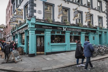 Temple Bar Bölgesi - ünlü İrlanda barında sokak atmosferi 