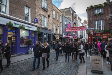 Temple Bar Bölgesi - ünlü İrlanda barında sokak atmosferi 
