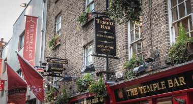 Temple Bar Bölgesi - ünlü İrlanda barında sokak atmosferi 